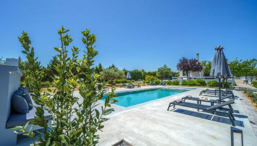Nostra Terra Villa, 2-acre Secluded Nature Escape with Heated Pool, By ThinkVilla - Foto 5, sunbed, Garden view