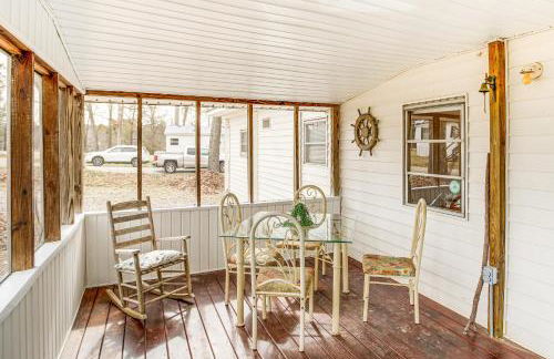 1 Mi to Lake Murray Pet-Friendly Home with Deck - Foto 2