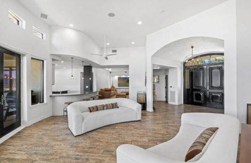 Private Gated 6BR Luxury Estate, Gym, Lake View - Foto 18