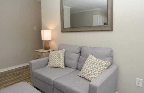 Classic Colonial Home near Main Street - Foto 17