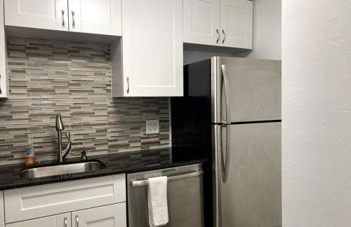 Oceanview on SAND located in Ocean Manor Resort Fort Lauderdale Beach 2 bed 2 bath spacious corner unit partial ocean view - Foto 8