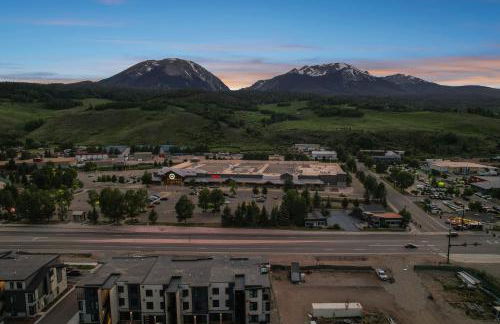 4-Season Modern Mountain Penthouse with Private Hot Tub & Scenic Views - Foto 42