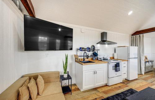 Hike, Hunt and Fish Pet-Friendly Studio in Dilley! - Photo 9