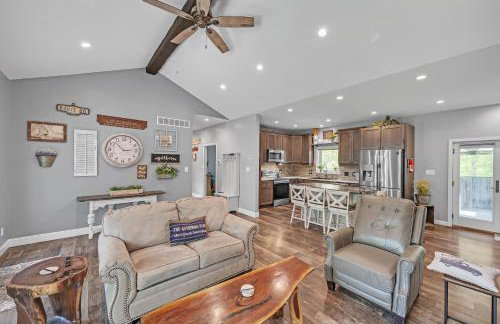 Lakeside Retreat with Hot Tub & Game Room home - Foto 22