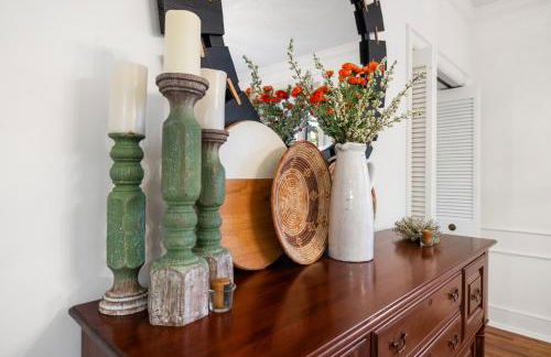 Stylish Mountain Retreat with Sunroom and Pergola - Foto 33