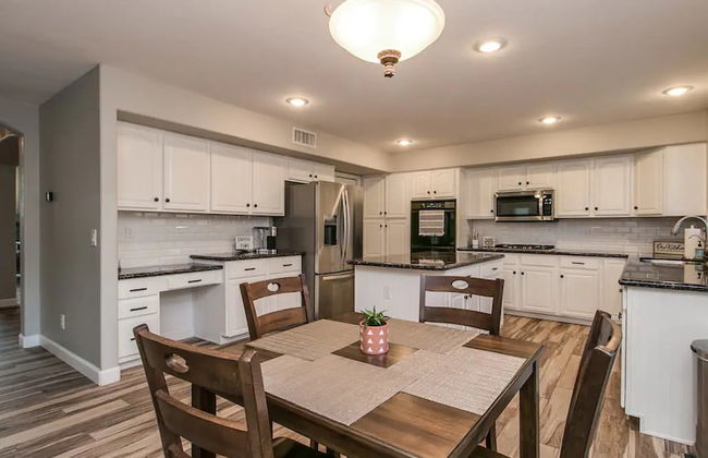 Massive 5 Bdrm Getaway W/pool, Hot Tub, Game Room! - Photo 19