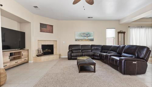 Stylish Silver Falls 4BR KING Master Game Room - Photo 4