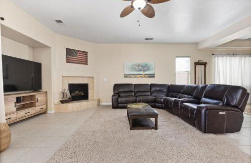 Stylish Silver Falls 4BR KING Master Game Room - Photo 4