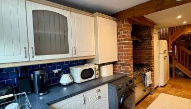 Historic 3-Bed Cottage with Garden in Hursley - Foto 4, stove