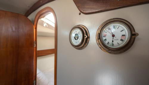 Sleep aboard a beautiful sailboat in Lisbon - Marina Parque das Nações - Foto 3