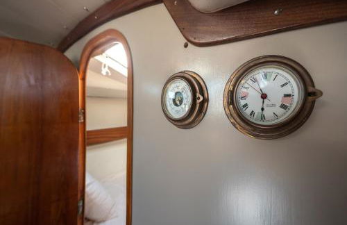 Sleep aboard a beautiful sailboat in Lisbon - Marina Parque das Nações - Foto 3