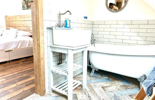 Deer Den timber clad cabin with hot tub, up private lane - Photo 7