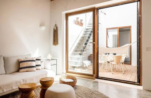 BnB Homes Modern Cozy Townhouse with 2 bedrooms and patio in the Old Town - Photo 10