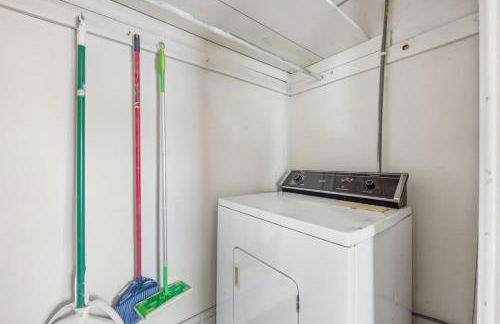 Retro 1BR in Elizabeth with Porch & Eclectic Design - Foto 24