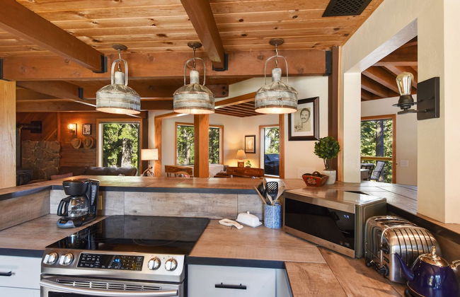 Snowshoe Cabin 3 Decks, BBQ & Hot Tub! - Foto 9