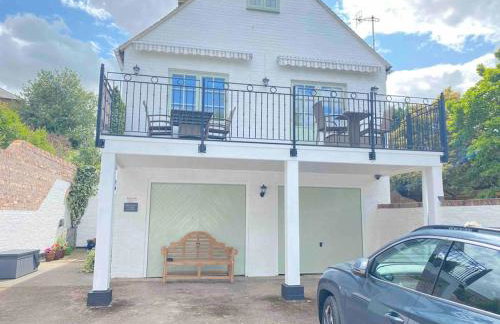 Riverside Cottage with balcony and fishing jetty - Foto 1