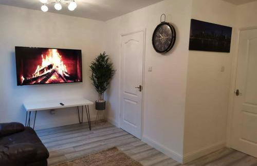 Newly Renovated Cosy 1 bed flat, 4 minutes walk to Town Centre, 3 minutes walk to the train station, Free parking, Modern, fresh and spacious living room, Netflix ready smart TV, Wifi - Photo 1