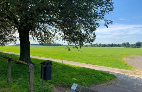 The Racecourse - Quaint Victorian Home With Free Parking - Foto 57