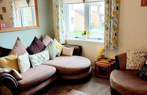 'Treetops' - Bright & Homely 2 Bed Flat w Parking - Foto 1
