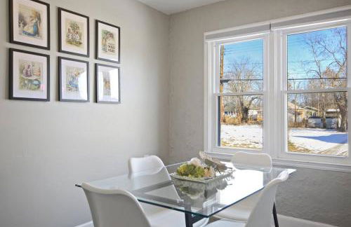 Down the Rabbit Hole walk to downtown - Foto 11