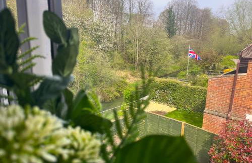 Restful Riverside Home - Foto 23