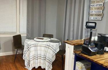 Charming Farmhouse Retreat near Downtown & University Modern Amenities, Fireplace & Porch! - Foto 11