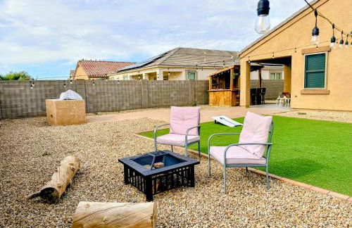 Tropical Desert Oasis Phoenix 5BR 3Bath with Outdoor Tiki Bar & BBQ - Photo 33