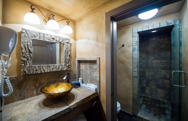 Eureka Springs Treehouses, Hobbit Caves & Castles - Photo 40