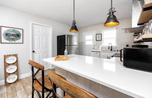 1 Block to Downtown - 7 min to beach - King bed & Free parking - Foto 14