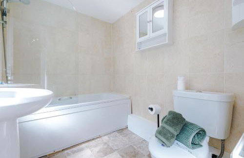 NEW! Spacious 3-Bed Home in Newcastle-under-Lyme by 53 Degrees Property, Ideal for Business, FREE Parking! - Foto 33