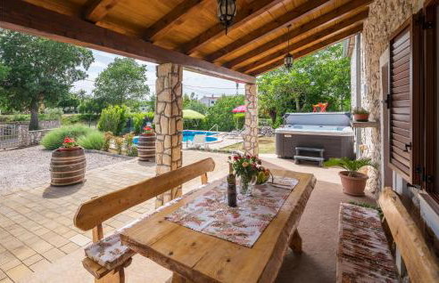 Amazing Home In Erzisce With Jacuzzi - Foto 12