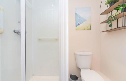 Spacious 4 Bed House Free Parking Near Station - Pass the Keys - Foto 62