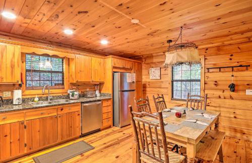 Luxe Fightingtown Creek Cabin 2 King Suites and Spa - Foto 9