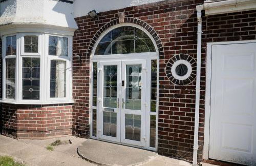 Spacious 6 bedroom House in Dudley with optional Nursery-Drive and Garage-Families and Contractors Welcome - Foto 57