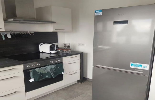 Modern Apartment With Balcony - Photo 16