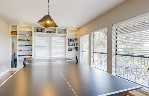 Spacious Lakefront Hideaway with Decks, Grill, Billiards, Tennis & Pool - Foto 24