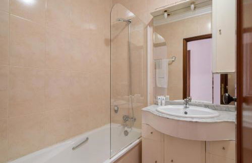 Sunny Cozy Flat w/ Terrace - São João - Foto 29