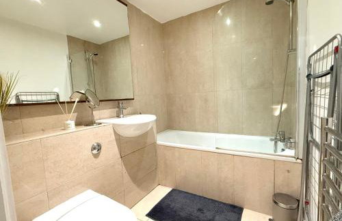 Central Brick Lane 2 Bedroom Flat - Private Patio - Foto 34