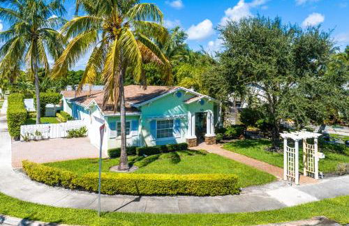 Walk to The Ave- Heated Pool, Spa, Golden Tee and Putting Green - mins to Beach- by Maven Vacation Rentals - Foto 12