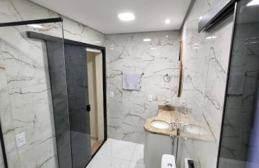 Super Confortável, WiFi Rápido, Garagem Coberta, 2 Banheiros, Suíte, 3 Quartos, Microondas, Cozinha Grande Completa, Mesa de Jantar Grande, Entrada Privativa, Perto do Shopping Pátio Matosinhos, 5 min do Centro Histórico - Foto 8