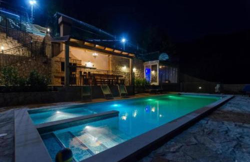 Villa Falcon Rook - Four-Bedroom Villa with Terrace and Swimming Pool - Photo 15