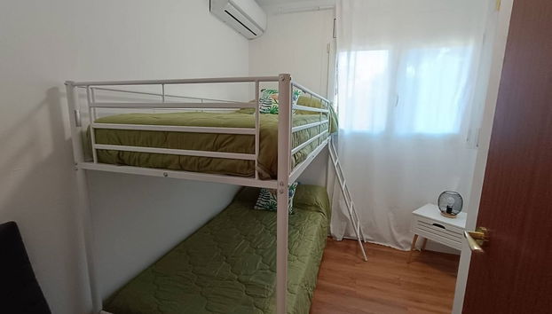 Apartment in Salou with swimming pool and garden - Photo 2