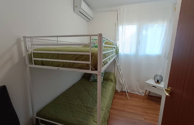 Apartment in Salou with swimming pool and garden - Photo 2