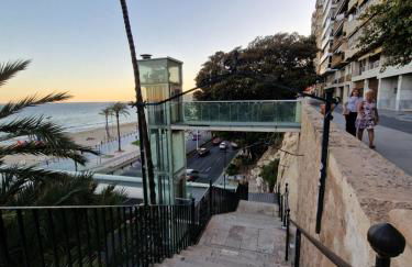 Céntrico, reformado, frente a playa de Alicante y piscina - Photo 17