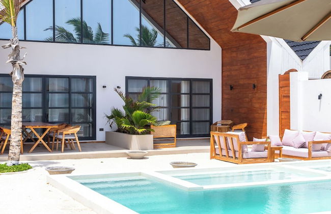 Solymar Staffed Beach Front Villa - Photo 42