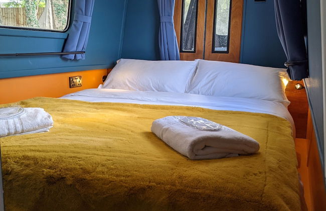 Narrowboat With Hot Tub, Spa, Cruising And More - Photo 2