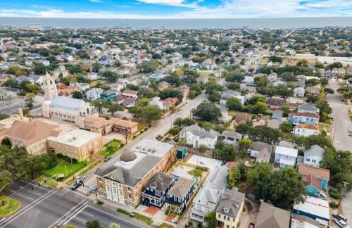 Cozy Home Near Downtown with a Pool and Fire Pit - Foto 33