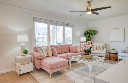 Stylish 3BR w Sunroom & Deck - Foto 7