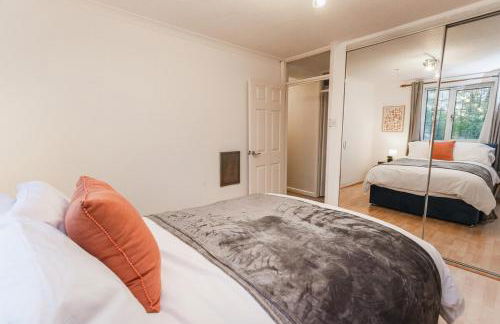 Elegant 5-Bed Home, Families & Friends, Sleeps 6, Parking, Free Wi-Fi - Foto 40