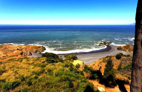 Amazing Oceanview 2 bedroom Oceanfront! by OceanviewHotTubs Shelter Cove, CA Tesla EV Station - Foto 71